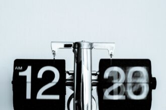 analog clock at 12 am